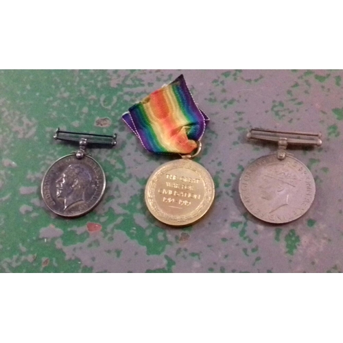 59 - 2 x WW1 and 1 x WW2 medals (WW1 engraved K.19430 R.FAIL L.STO R.N)