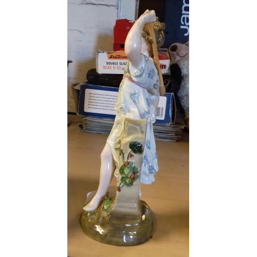 88 - 24 cm tall Meissen figurine depicting Maiden selling flowers