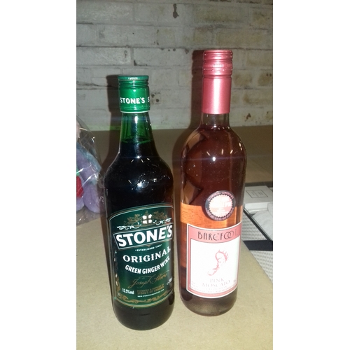 457A - Unopened 70 cl Stones green ginger wine & Barefoot pink moscato