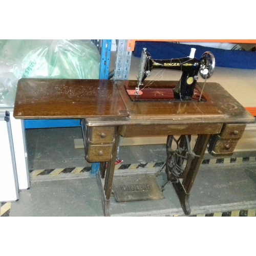 461 - Singer sewing machine in table serial number EC337078