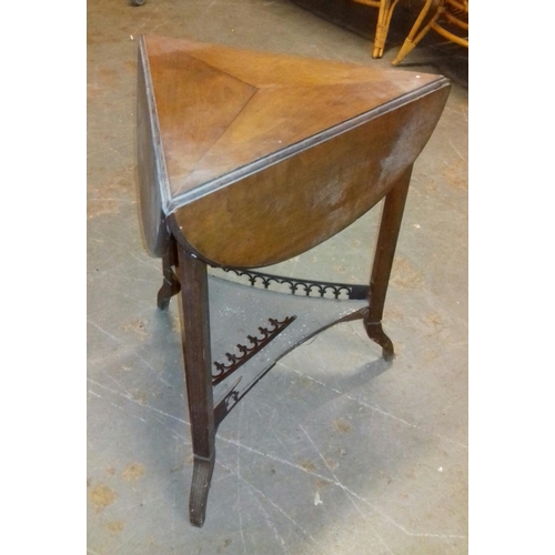 540 - Victorian triangular drop leaf table approx. 59 x 72 cm