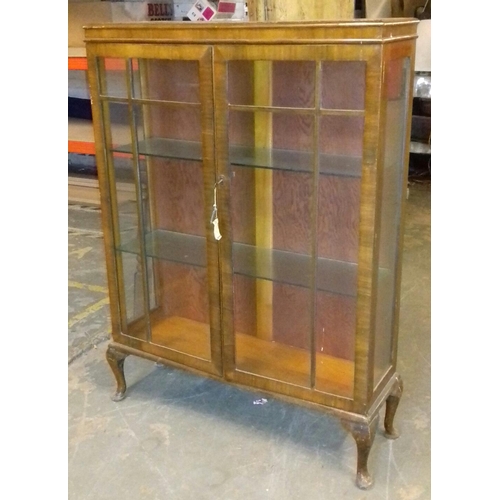 439 - 92 x 30 x 127cm display cabinet with two glass shelves