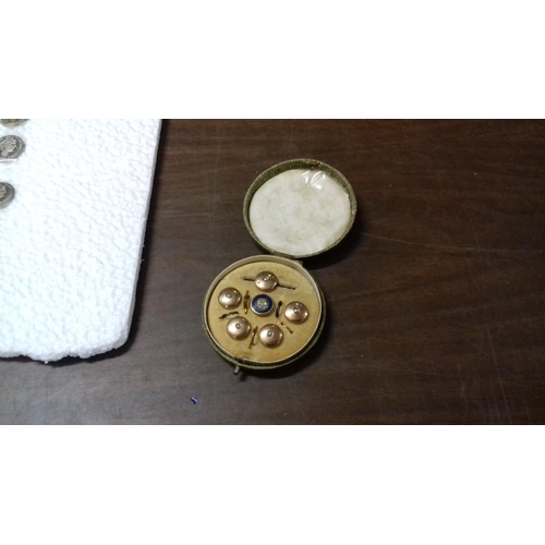 600 - Gold tone buttons and studs in vintage round case