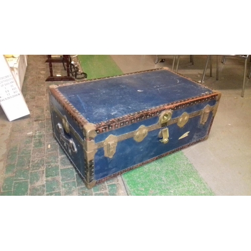 401 - Large steamer trunk with top tray