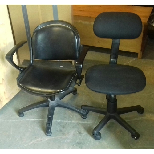 462 - 2 x swivel office chairs