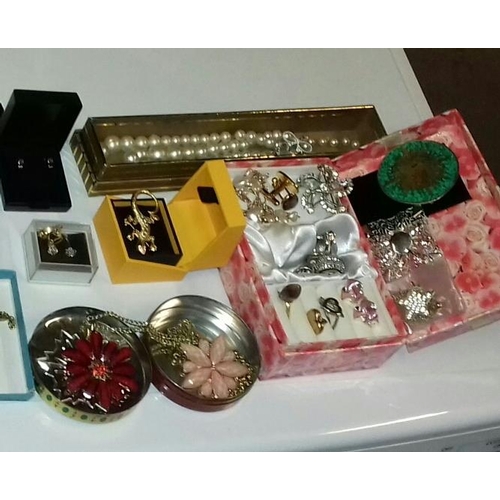 386 - Bundle of assorted mainly boxed costume jewellery