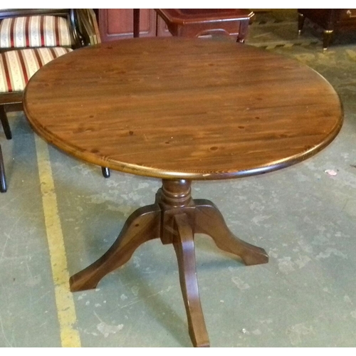 432 - 3 ft diameter round pedestal table and 4 chairs