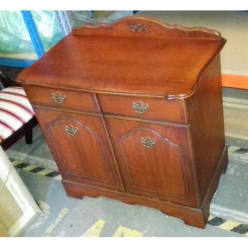 440 - 83 x 47 x 80 cm mahogany look 2 drawer and 2 door cupboard