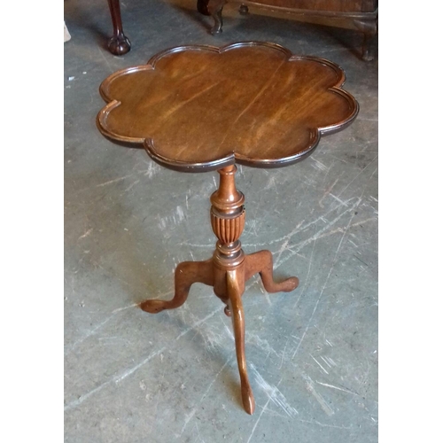 366 - 55 cm tall pedestal pie crust wine table