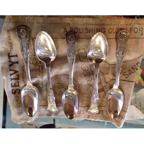 29 - Set of 5x Edinburgh hallmarked Victorian silver spoons with polishing cloth