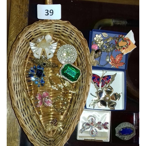 39 - Basket of assorted vintage costume jewellery brooches