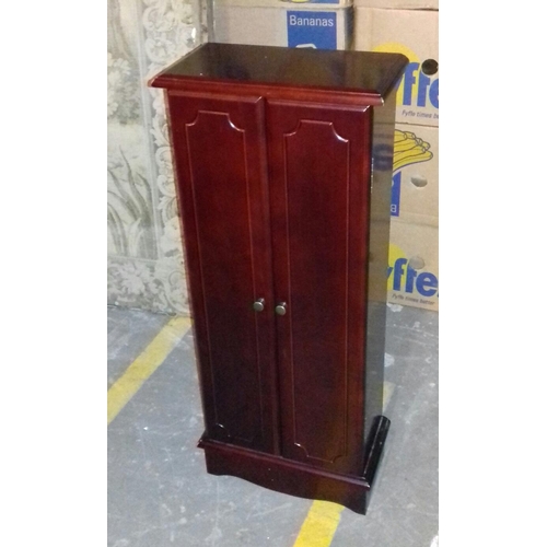 583 - 33 x 17 x 80 cm CD cabinet with assorted CDs