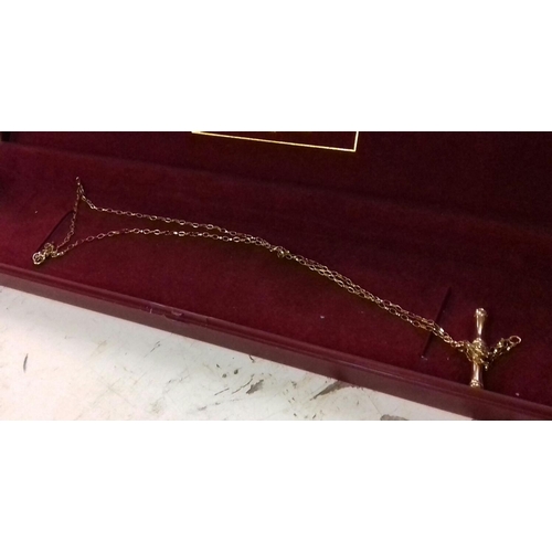 641 - 9k stamped 9 carat gold necklace with T-bar