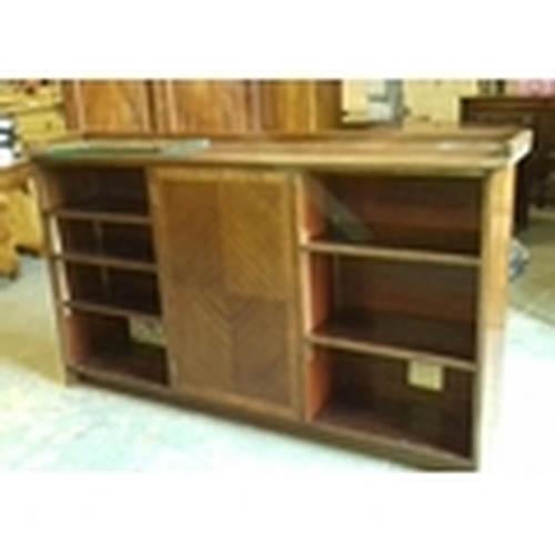 553 - 183 x 34 x 106 cm tall mahogany bookcase cabinet with key