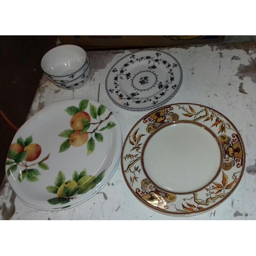 91 - Bundle of assorted Royal Doulton plates and tableware including citrus Grove, tycoon and Yorktown