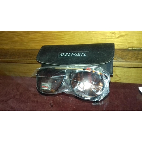 598 - Unused pair of retro Serengeti Drivers sunglasses in pouch