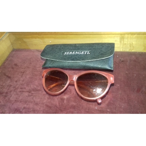 594 - Unused pair of pink retro Serengeti ladies sunglasses in pouch