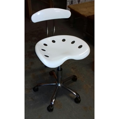 455 - White office chair