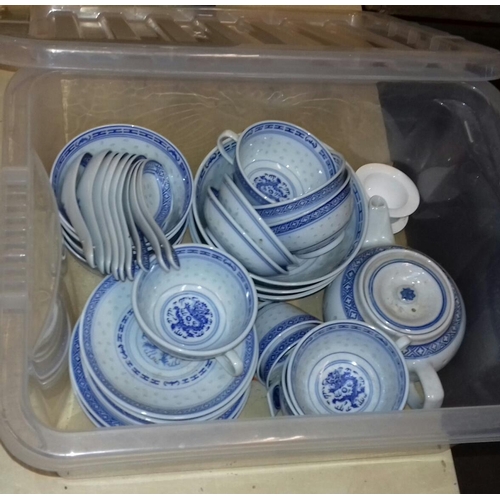 99 - Box of assorted Chinese crockery