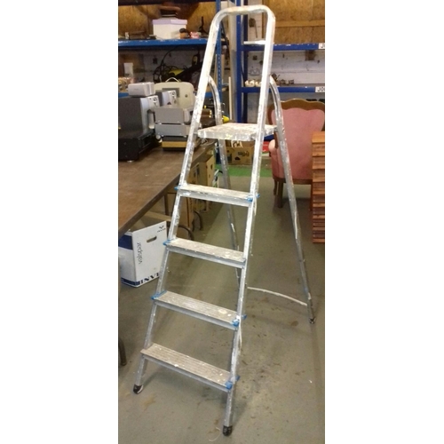 210 - Beldray 5 rung aluminium step ladders