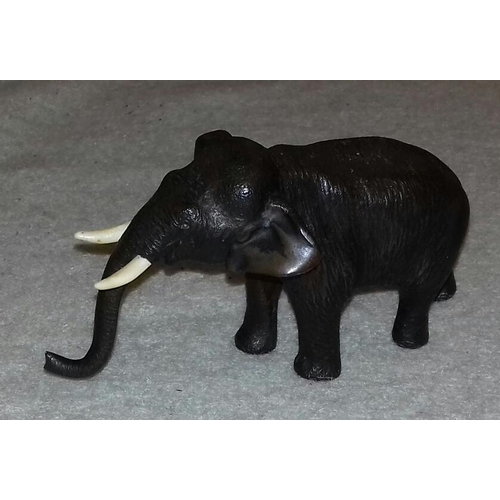 34 - 14 cm long and 7 cm tall bronze elephant sculpture with engraved Chinese makers signature on foot