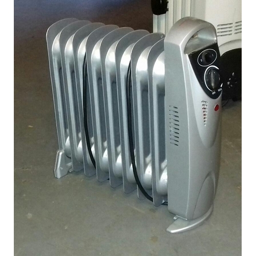 542 - Small silver B&Q 1000 watt oil-filled heater