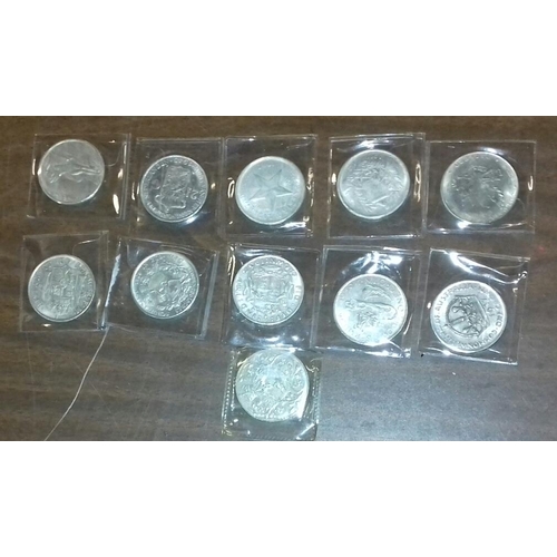 638 - Bundle of 11 x mainly international silver coins