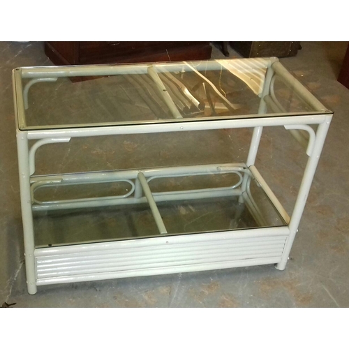 559 - 100 x 45 x 70 cm painted cane 2 tier glass shelving stand