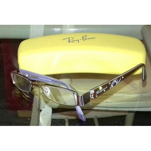 116 - Pair of gorgeous girls reading glasses in yellow Rayban case