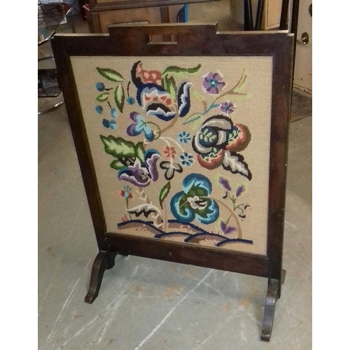 560 - 84 cm tall oak framed tapestry fire screen