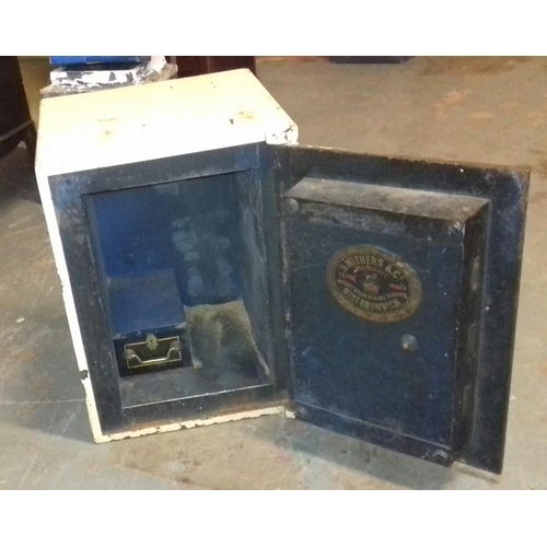 540 - 46 x 46 x 61 cm withers and Co heavy metal safe with key