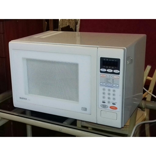 558 - White Matsui 950w microwave