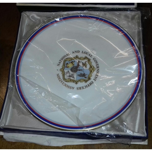 125 - 22 cm diameter Royal Doulton boxed national and local government officers plate