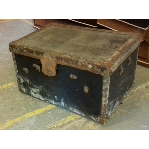 447 - 86 x 58 x 52 cm vintage black steamer trunk