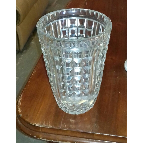 56 - 26 cm tall heavy crystal vase