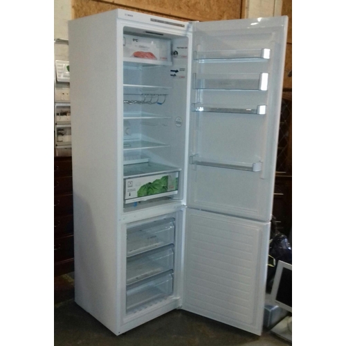 425 - White Bosch 200 cm tall 60/40 fridge freezer