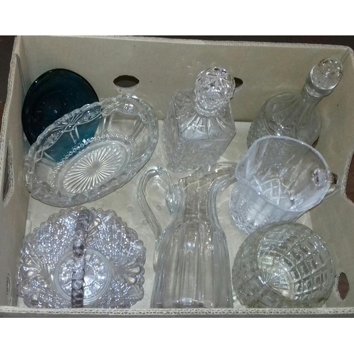 278 - Box of assorted mainly vintage glassware