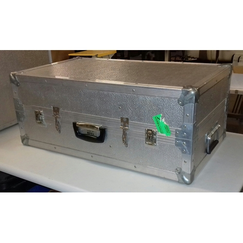 236 - 72 x 42 x 29 cm MP & CO metal flight case