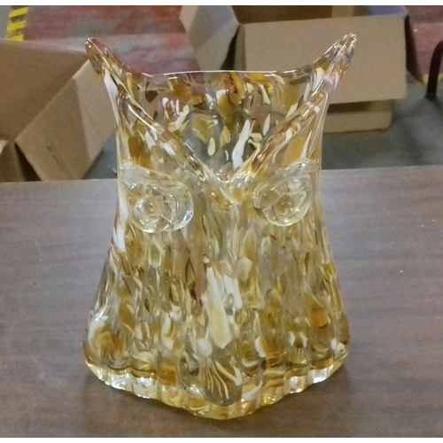 47 - 21 cm tall 1960's art glass owl vase