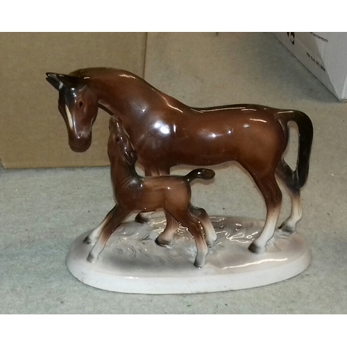 73 - Porcelain horse and foal ornament on 19 x 9 cm base