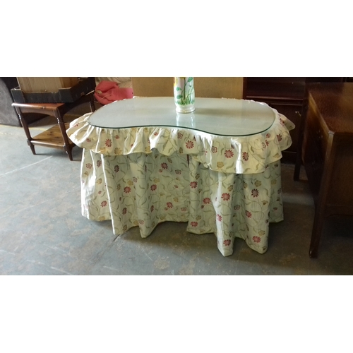 422 - 110 x 62 x 76 cm kidney shaped 6 drawer fabric covered dressing table with glass top and curtain hid... 