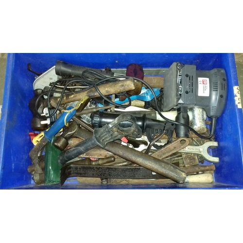 142 - Blue plastic tray of assorted garage/shed tools