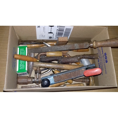 190 - Small box of assorted vintage wooden handled tools etc