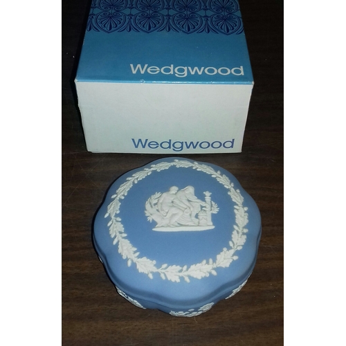 38 - Boxed Wedgwood jasper scalloped candy box