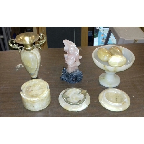 113 - Small bundle of assorted onyx ware