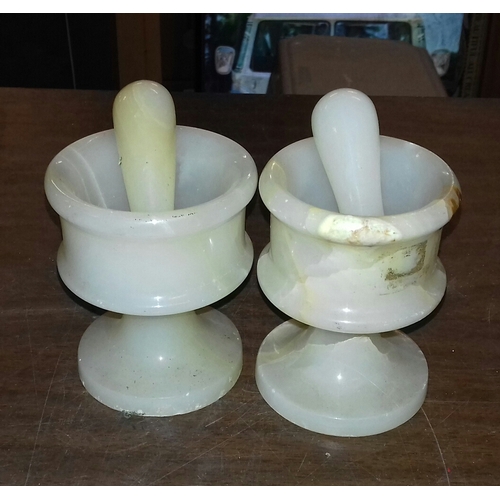 82 - Pair of 10 cm tall onyx mortar and pestles