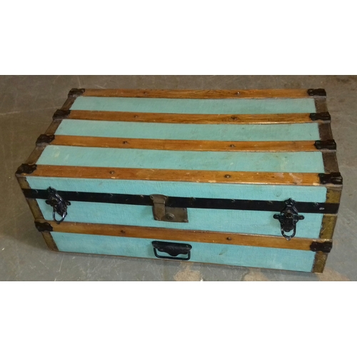 469 - 76 x 42 x 32 cm tall wooden banded vintage trunk with inner tray