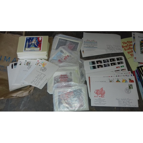 272 - Very large amount of assorted first day cover stamps and postcards, un-stamped royal mail postcards ... 