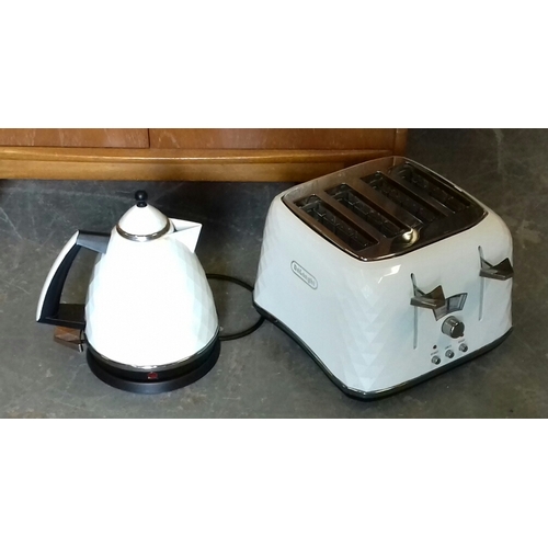 298 - White Delonghi Brillante kettle and matching 4 slice toaster