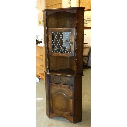 408 - 181 cm tall vintage dark oak corner court cupboard with illusional drawer